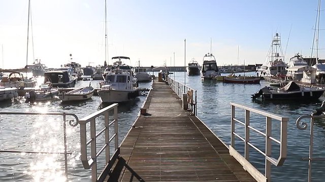 Ripresa di un pontile che porta alle imbarcazioni