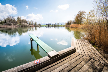 Naturreservat Gerzensee mit Schilf und Badeplatz, Sommer Bern, Schweiz