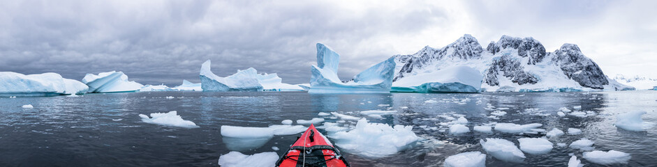 Panoramisch uitzicht op kajakken op het ijsbergkerkhof op Antarctica