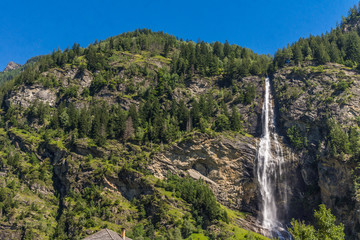 Berggipfel mit einem tosenden Wasserfall