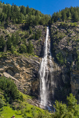 Landschaft in den österreichischen Alpen mit dem hohen Fallbach Wasserfall