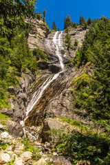 Ausblick auf einen hohen Wasserfall im Maltatal