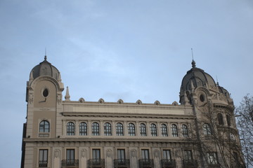 Fototapeta na wymiar Parte de arriba de un antiguo edificio en la ciudad de Barcelona