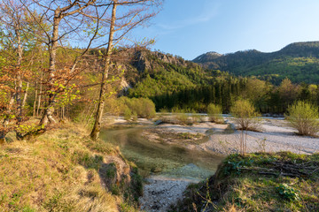Bach mit glasklarem Wasser