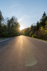 Obraz premium Tiefstehende Abendsonne über Landstraße