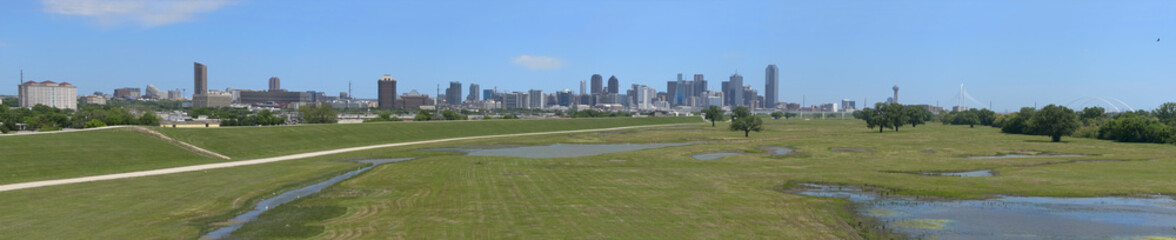 Fototapeta premium Dallas Texas Skyline Panorama beyond Trinity River Park