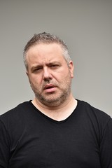 Fototapeta premium Zdezorientowany mężczyzna