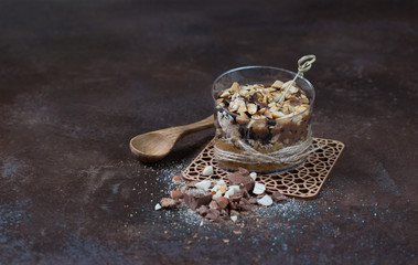 десерт с орехами стоит на коричневом столе