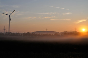 Fototapeta na wymiar Sonnenaufgang mit Windrad