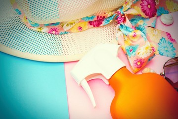 Obraz premium summer accessories. hat, sunglasses, suntan lotion