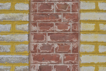 Mur en brique rouge et jaune