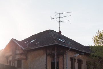 alte TV Antenne auf einem Hausdach