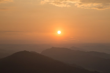 Fototapeta premium Wschód słońca przy Sarangkot górą blisko Pokhara miasta, Annapurna pasmo górskie, himalaje, Nepal