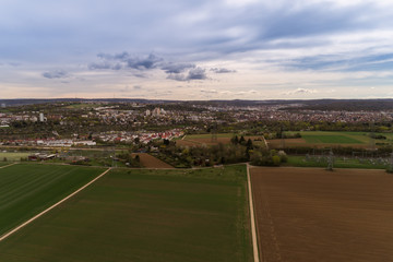 Luftaufnahme mit Blick über die Felder auf Zuffenhausen