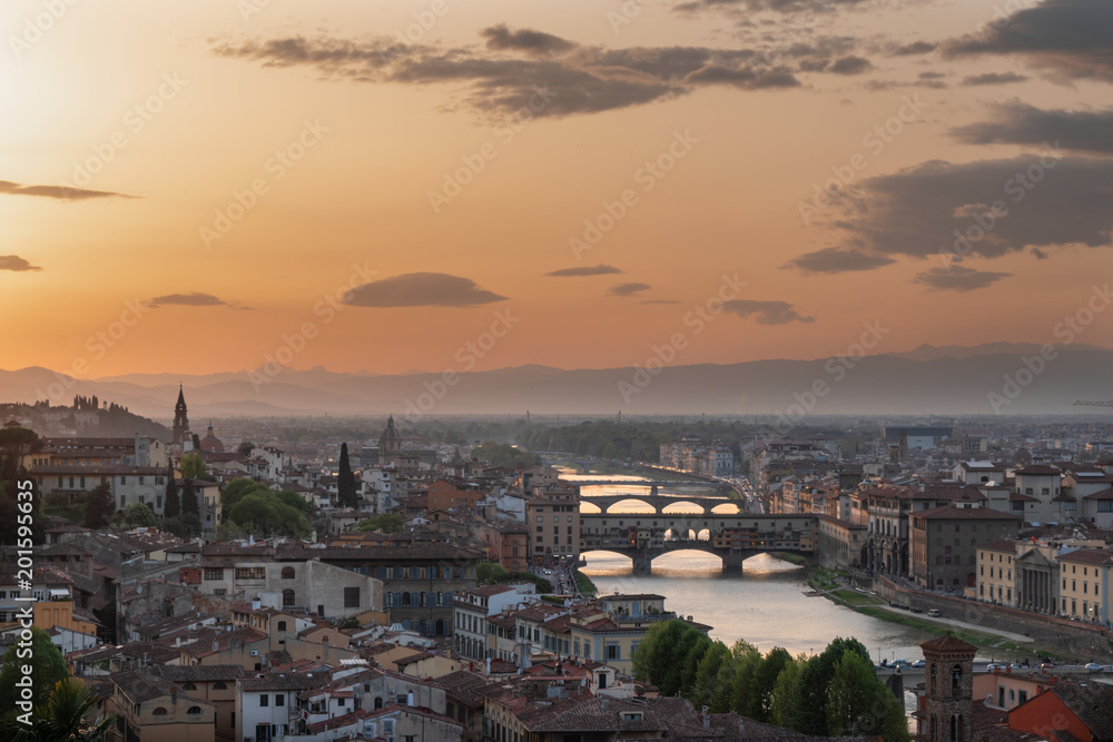 Wall mural Florence cityscape with Arno river and Ponte vecchio at sunset - Tuscany, Italy 