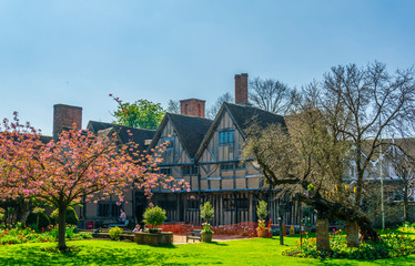 View of the Hall's Croft gardens in Stratford upon Avon, England © dudlajzov