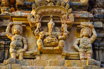 Fototapeta premium Carved stone idol of Lord Ganesha on the Gopuram of the Brihadishvara Temple, Thanjavur, Tamil Nadu, India