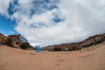 Fototapeta na wymiar deserto con rocce colorate di azzurro