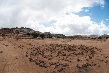 deserto con rocce colorate di azzurro