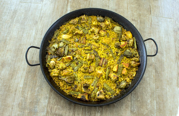 Paella cocinada en la sartén