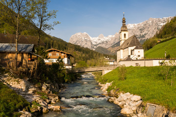 Fototapeta na wymiar Kirche in Ramsau - Alpen in Bayern