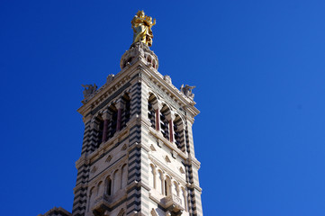 Fototapeta na wymiar clocher de Notre-dame-de-la-garde à Marseille
