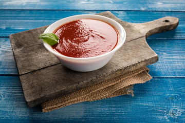 Passata di pomodoro e basilico