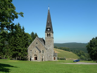 Fototapeta na wymiar Mały kościółek w Zieleńcu latem, Góry Orlickie, Polska