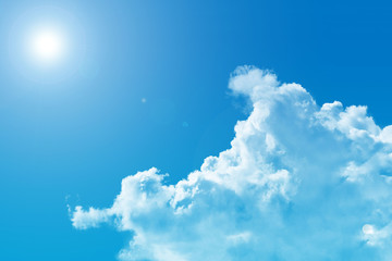 日差しが強い夏の青空と透ける白い入道雲