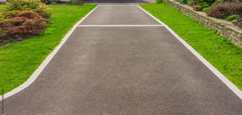 Wall mural Garageneinfahrt aus Asphalt mit Einfassung aus Randsteinen - Asphalt garage entrance with kerbstone edging