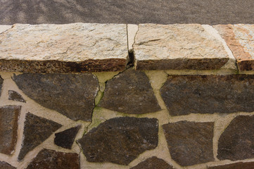 Pfusch Mauerabdeckung mit Rissen und Wasserinfiltration durch fehlende Dehnfuge - Bungle wall covering with cracks and water infiltration due to lack of expansion joint