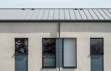 Fassade modernes Bürogebäude Wohngebäude mit Blechdach aus Titanzink - Facade of a modern office building Residential building with sheet metal roof made of titanium zinc