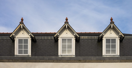 Modernisierte Dachgauben mit weißen Fenstern aus PVC und Schieferdach - Modernised dormers with...