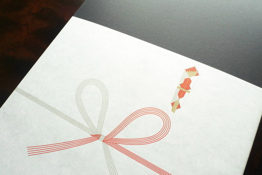 贈り物・のし紙・木製テーブル - Japanese style giftwrapping - noshi paper - on wooden table