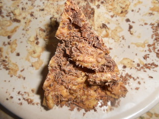 шоколадный торт на тарелке.