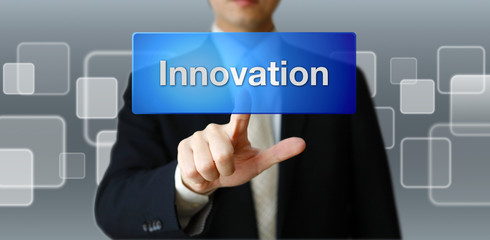 ボタンを押すビジネスマン（イノベーション）