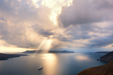 Fototapeta na wymiar Beautiful sunset at Santorini island, Greece.