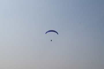 Der blau Gleitschirm