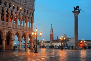 Fototapeta premium Plac Świętego Marka w Wenecji w nocy