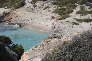 Cala de agua transparente en la Isla de Cerdeña, Italia