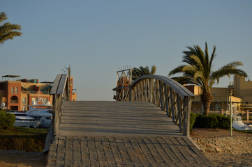 Деревянный мостик