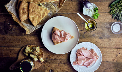 Focaccia preparata con affettati su fondo in legno