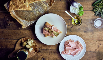 Focaccia preparata con affettati su fondo in legno