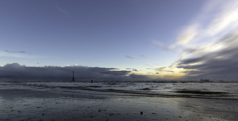 Obraz premium Sunset on Crosby Beach in winter, Crosby, Liverpool, United Kingdom