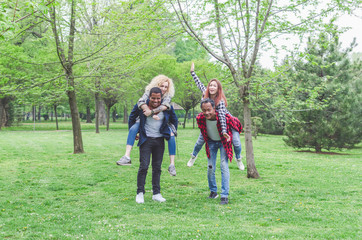 Obraz premium Group of diverse friends enjoying in nature