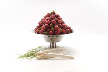 Erdbeeren mit weissem Spargel