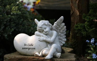 Engel mit Herz auf dem Friedhof