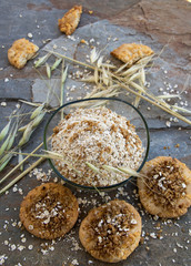 frische Haferflocken in einer Schüssel mit Haferflockenplätzchen als Frühstücksgrundlage