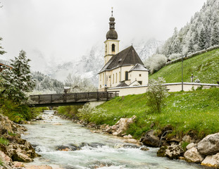 Fototapeta na wymiar Schnee in Ramsau bei Berchtesgaden an einem Tag im Frühling
