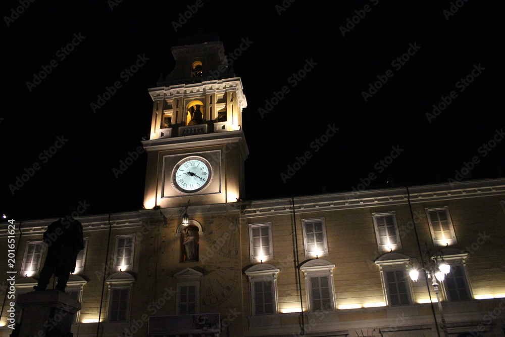 Wall mural di notte in centro città